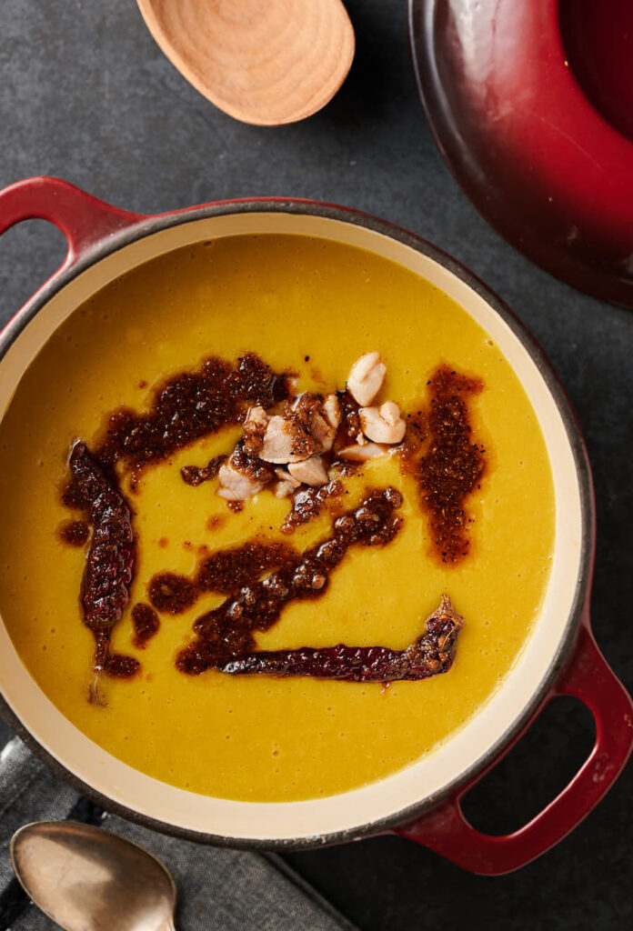 Pote cheio de puré de lentilhas com especiarias e de frango regado por cima.