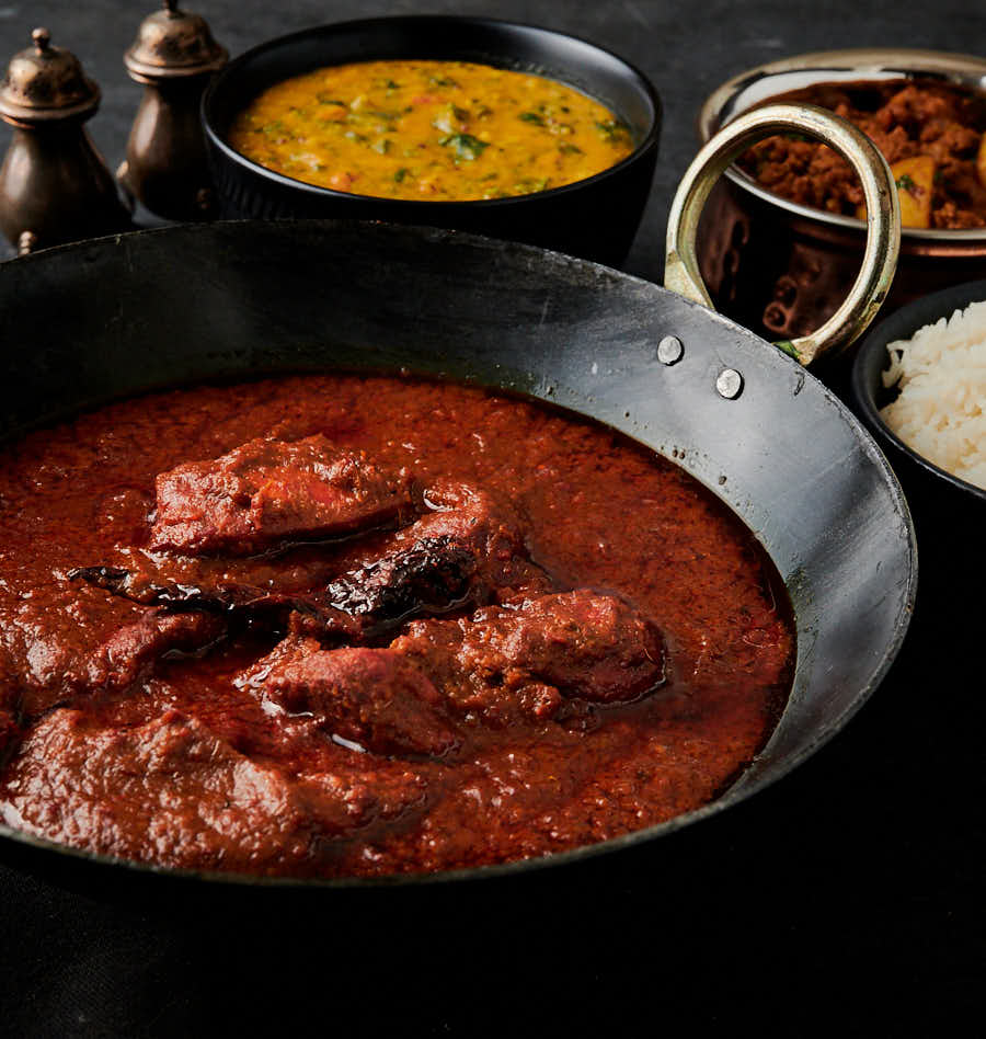 Chicken vindaloo in a kadai from the front.