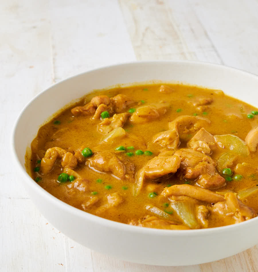 Serving bowl of Chinese chicken curry from the front.